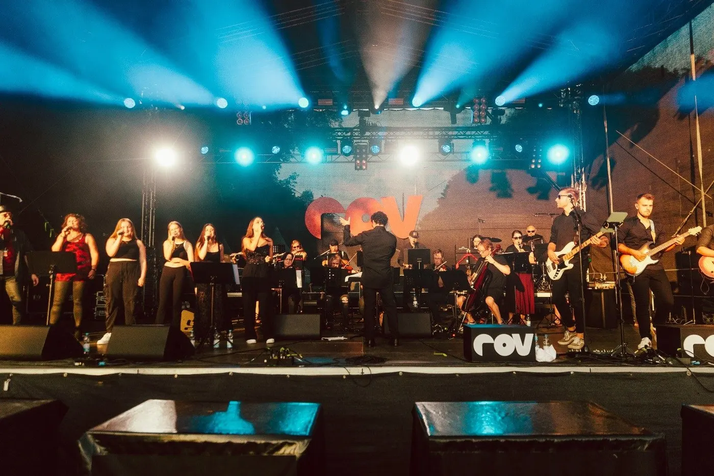 Parkfest 2024, Orchester vor großem Publikum