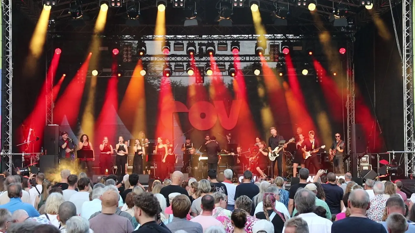 Parkfest 2024 mit roten Scheinwerfern und rov-Logo