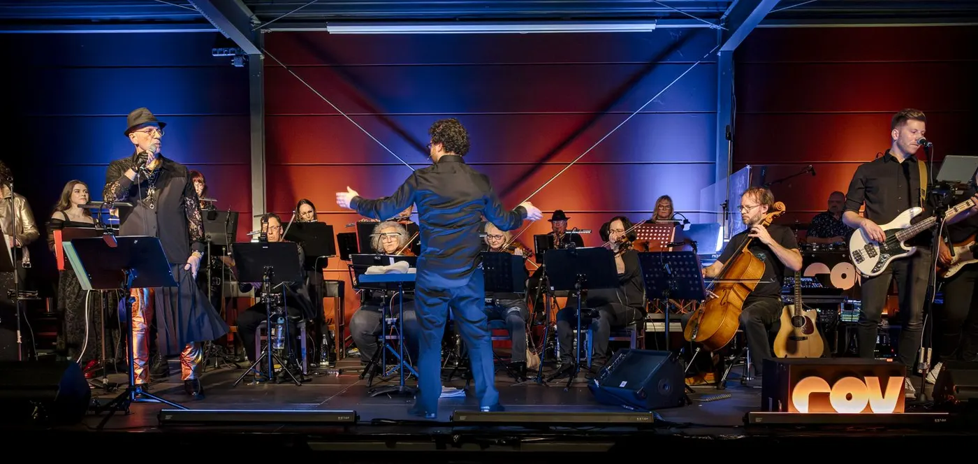 Luis Andrade dirigiert das Orchester in der Vest Arena