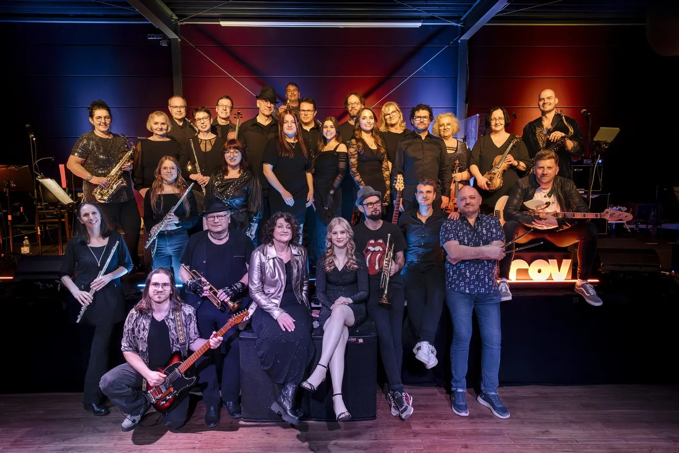 Gruppenfoto des ganzen Rockorchesters Vest auf der Bühne der Vest Arena, 2026