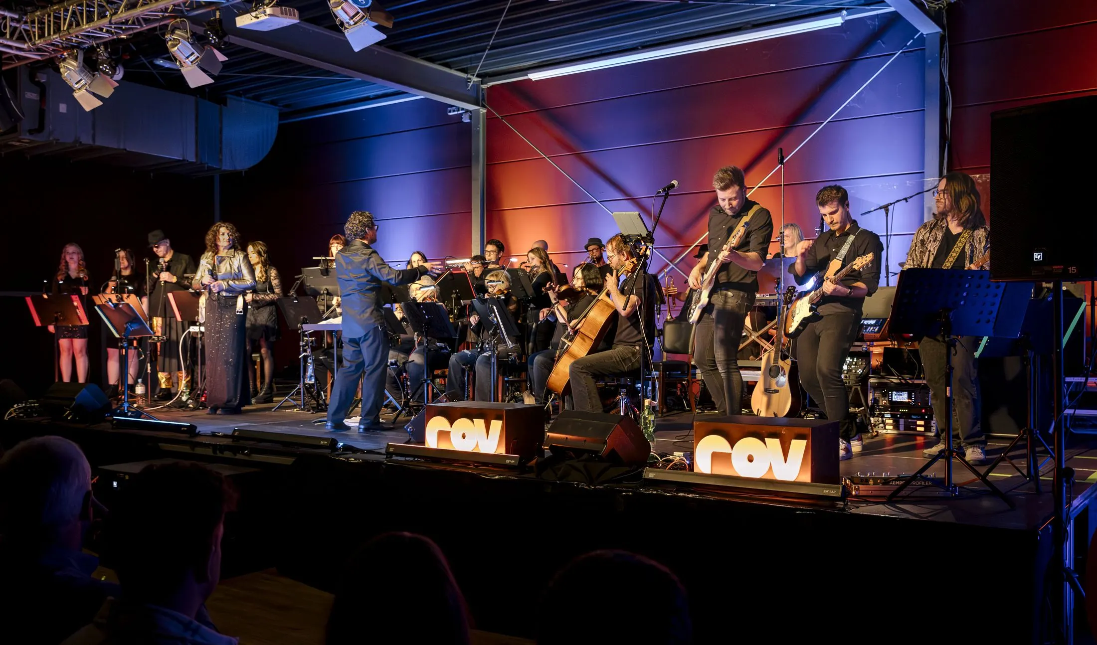 Das ganze Rockorchester Vest live in der Vest Arena Recklinghausen: Sängerinnen, Streicher, Band und Dirigent Luis Andrade