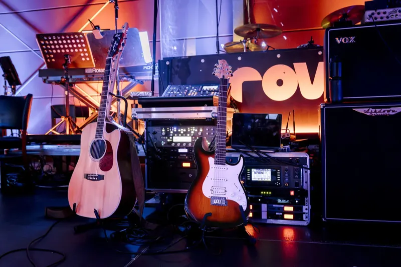 Gitarren, Verstärker und rov-Box auf der Bühne